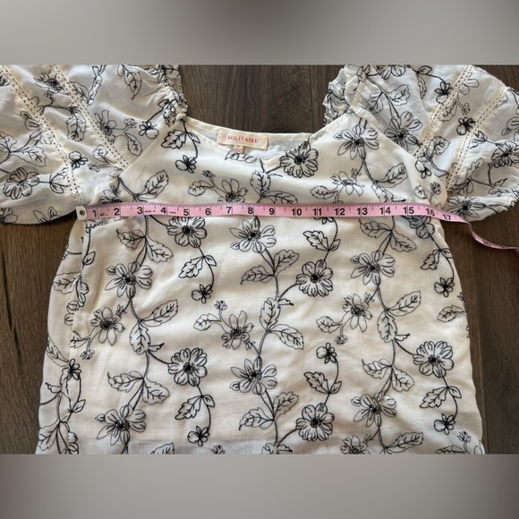 Solitaire Embroidered Floral Top Size Small - Picture 8 of 8